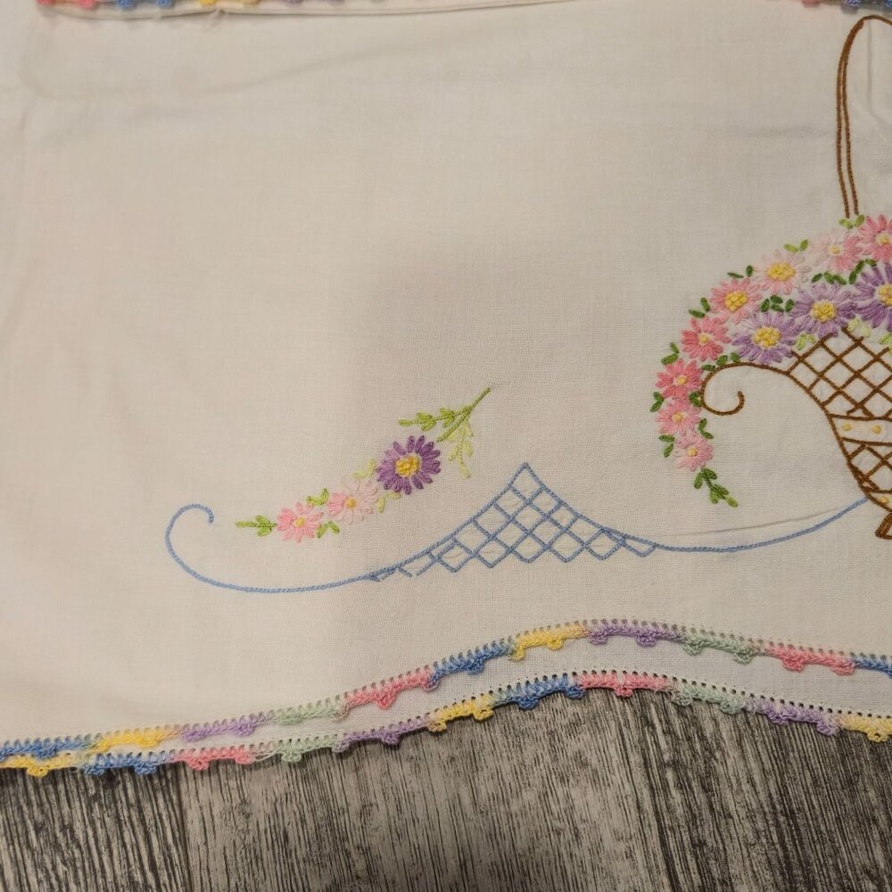 Vintage Embroidered Floral Basket Pillowcases Crochet Edge Purple pink Daisies - Picture 8 of 16